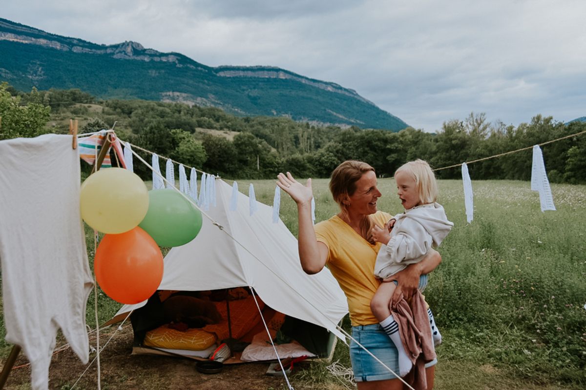 Column mama Mirjam 14 Feest bij de tent, Livia wordt drie