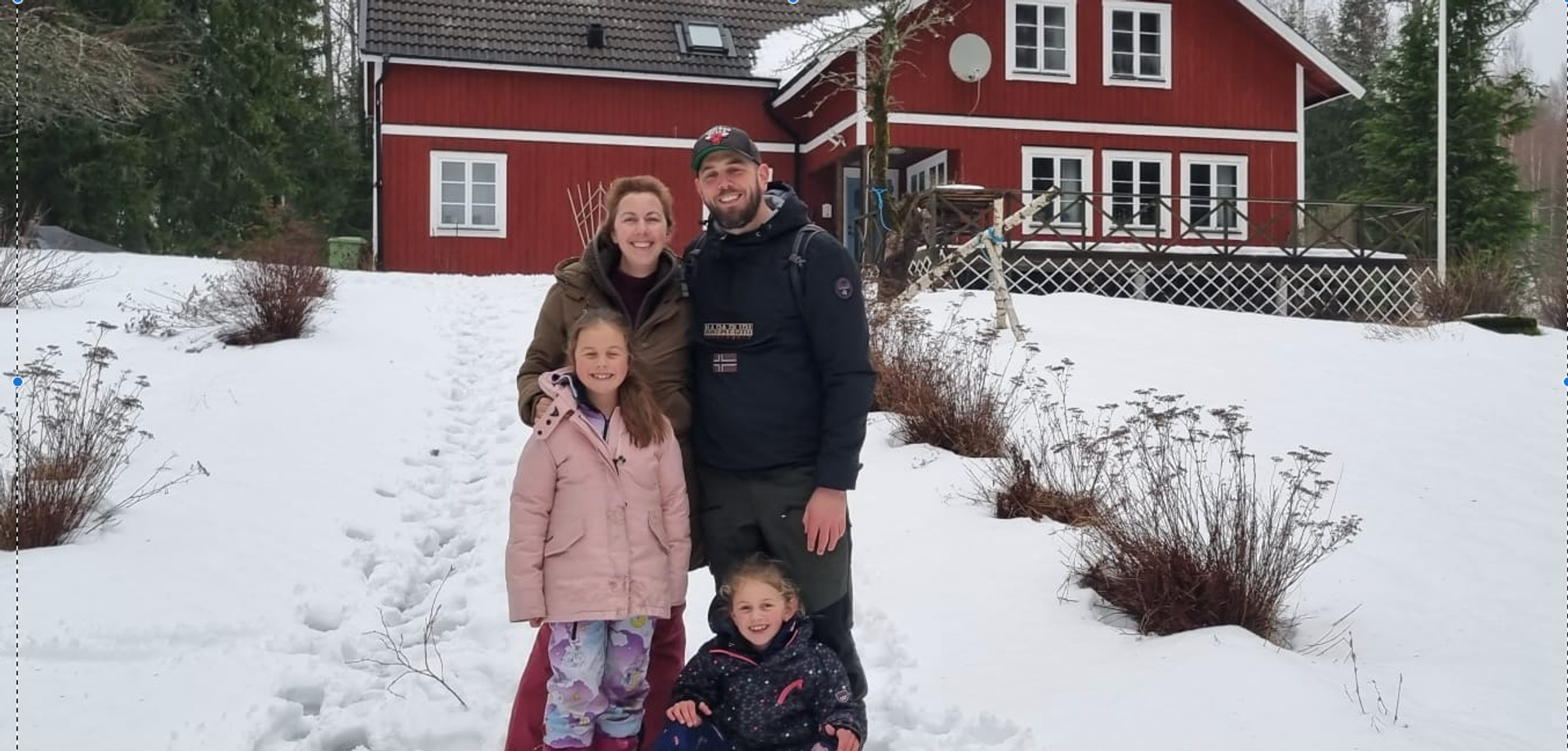 Janneke en haar gezin voor hun huis in Zweden