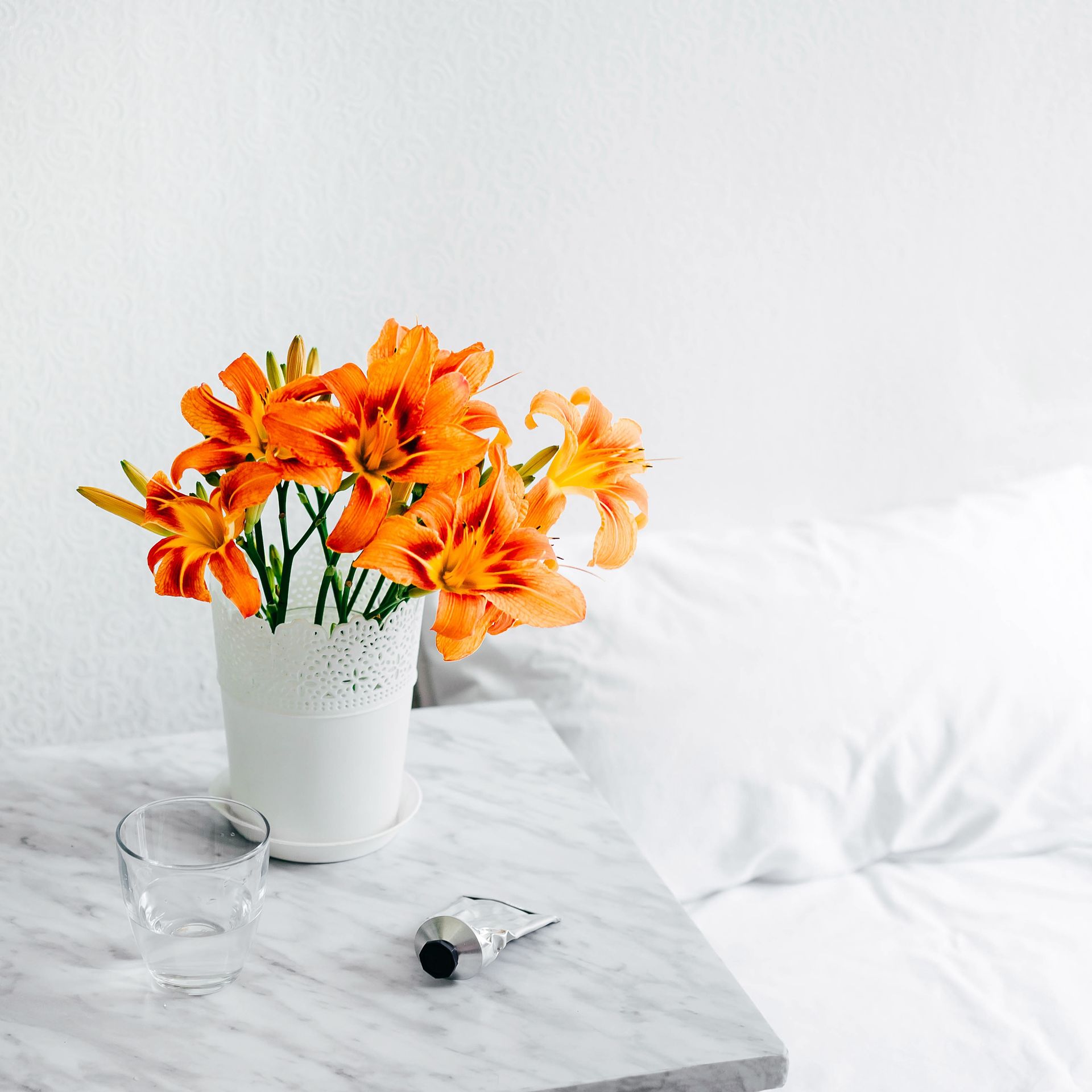 Oranje teigerlelies in een witte vaas- bloemen