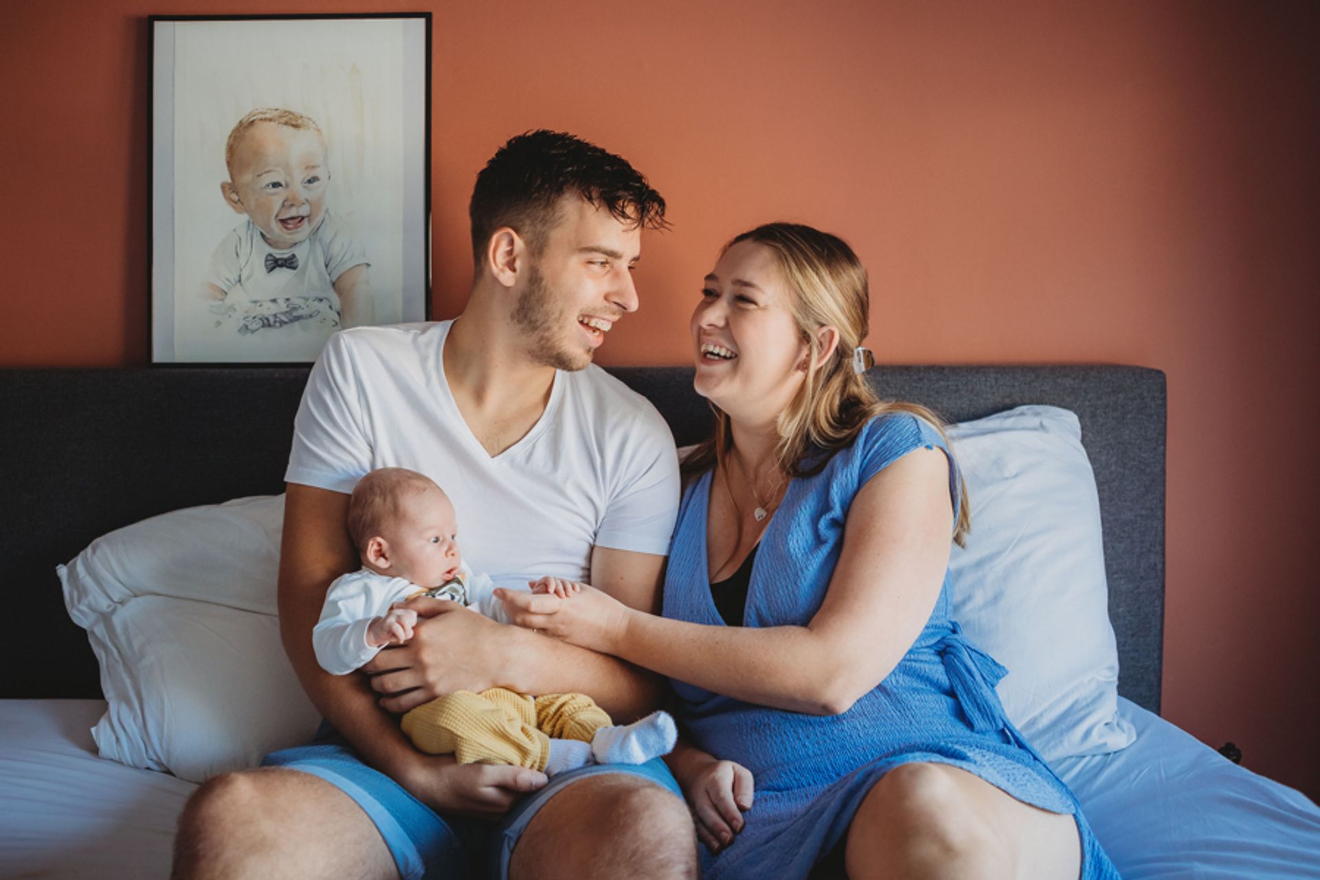 Caroline en Timon met hun pasgeboren zoon Thijn voor het portret van Levi. Foto: Deborah van de Tas