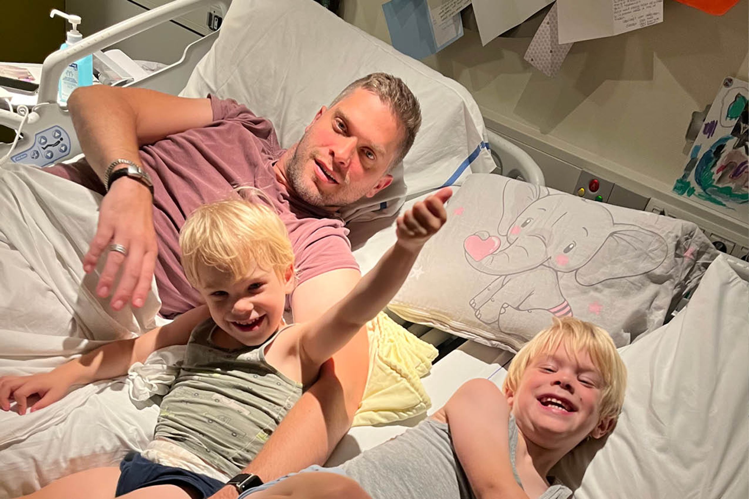 Jappie met zijn twee zoons in het ziekenhuisbed