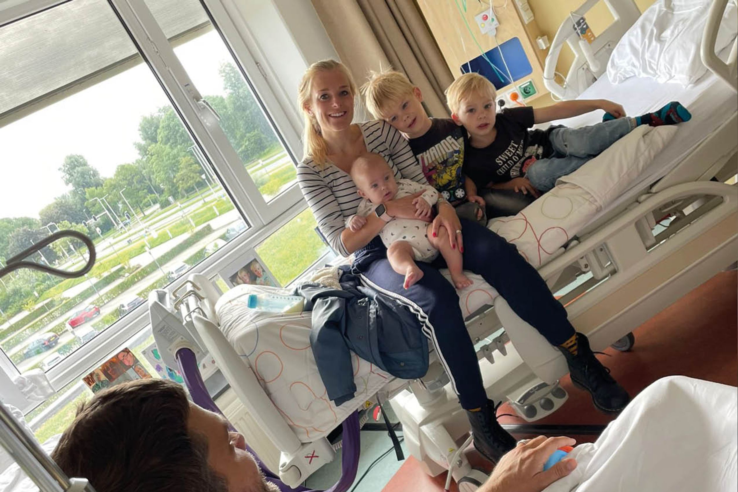 Priscilla met haar drie kinderen en Jappie in het ziekenhuis