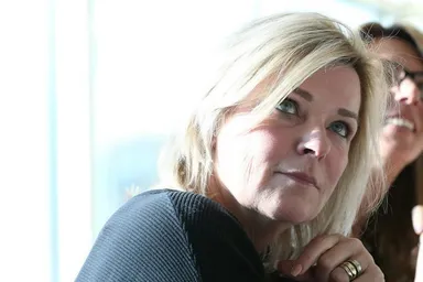 Judy is media-adviseur voor Kelly en Naomi, de zussen van de vermoorde Gino