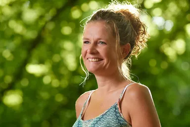 Ruth brak haar stuitje bij de bevalling en heeft sindsdien chronische pijn