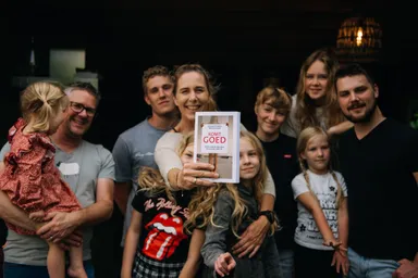 Na acht kinderen deelt Annemarie haar opvoedingslessen in een boek