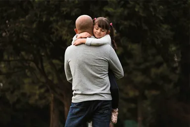 Column van een pleegmoeder: ‘Zelfs al liet hij haar in de steek, haar vader blijft ontzettend belangrijk’