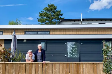 Je ouders in huis nemen? Petra’s moeder en demente vader wonen in haar achtertuin