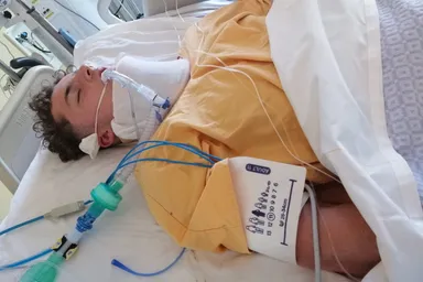 Gida's zoon raakte ernstig gewond door val van dak