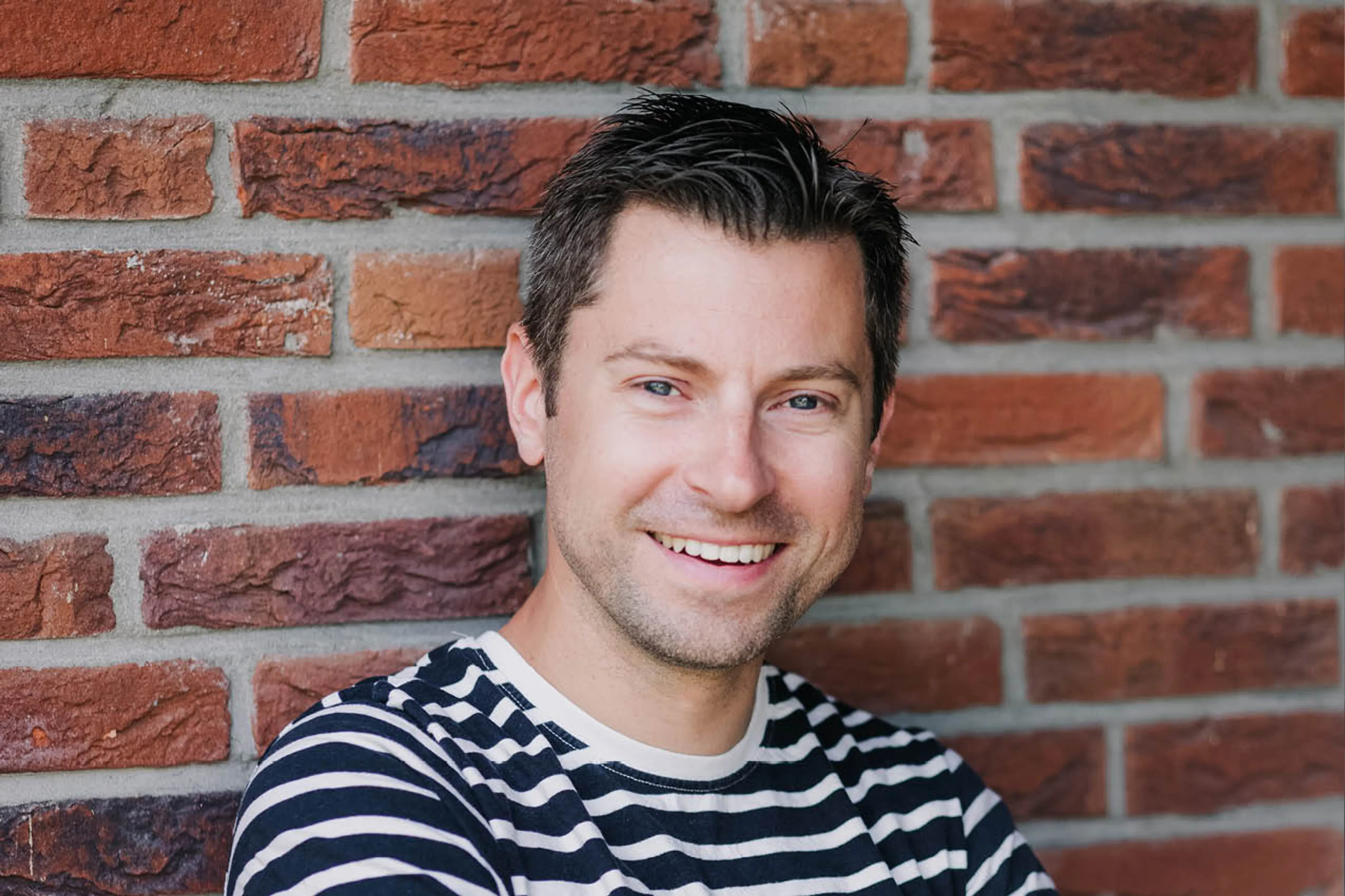 Thuis­blijf­va­der Tim Gouw over traditionele rolpatronen: ‘Ook vrouwen hebben de zorgtaak moeten leren’