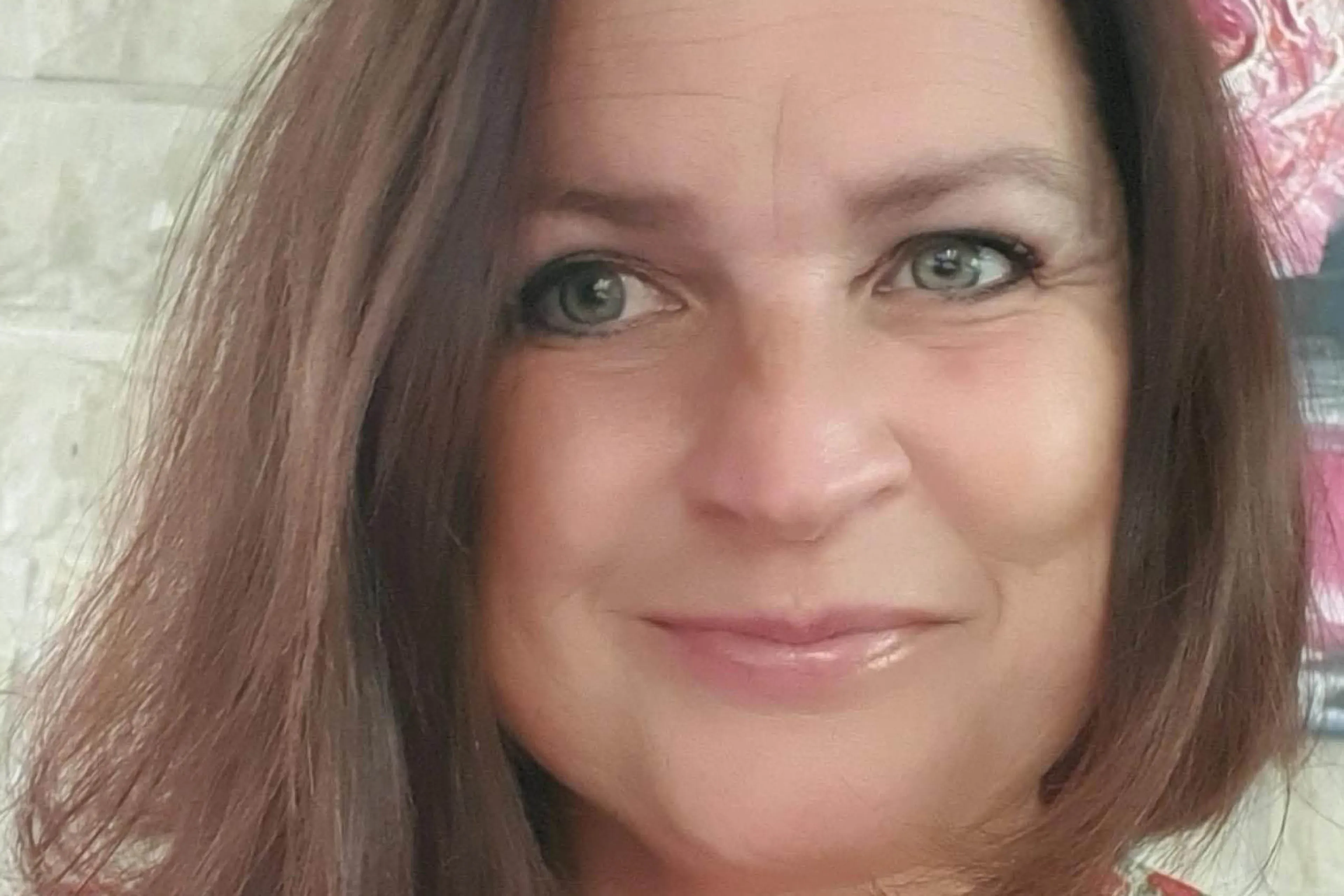 Op de van dichtbij genomen foto staat Natacha glimlachend. Ze heeft donker haar.