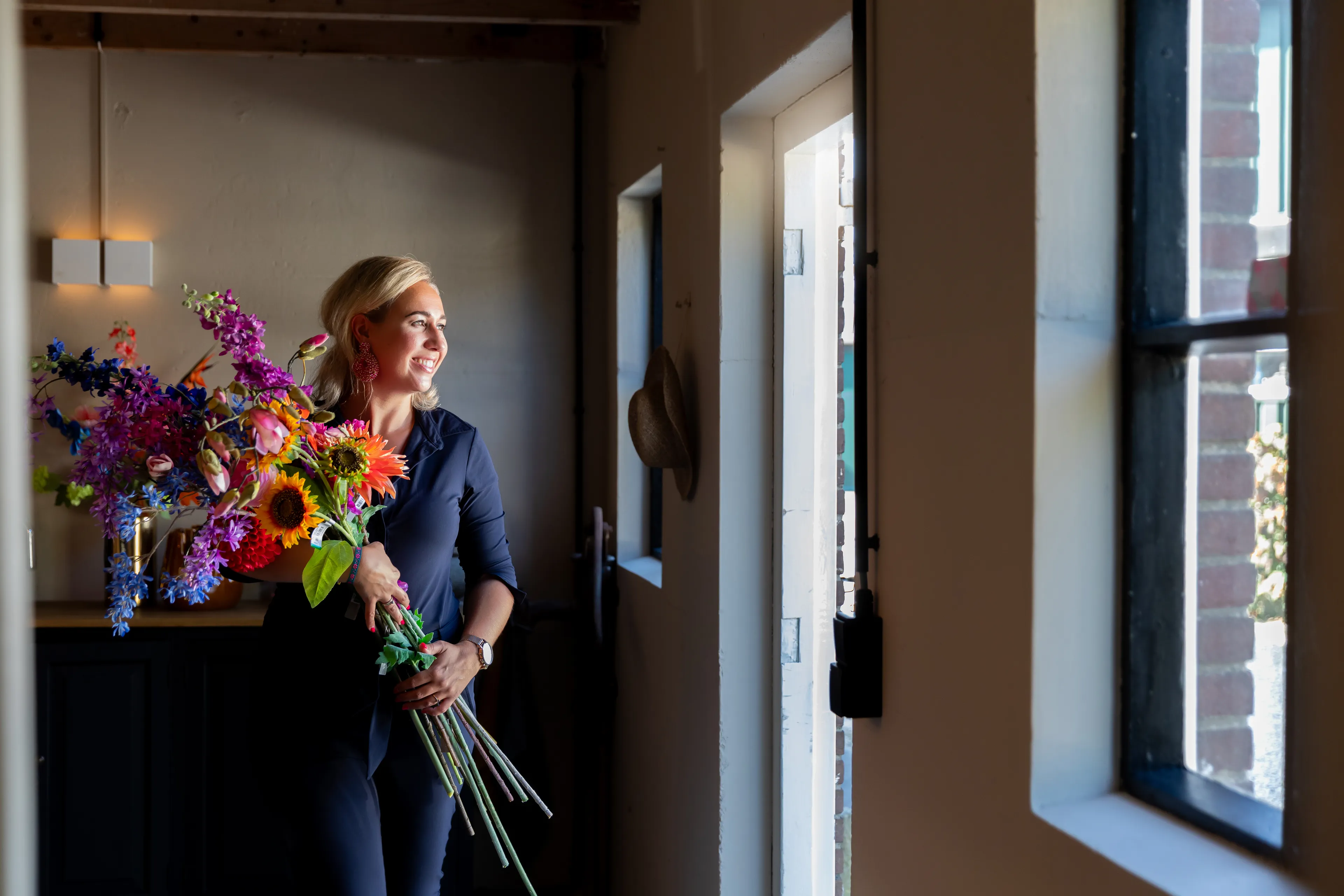 Laura maakt herinneringsboeketten van zijdebloemen
