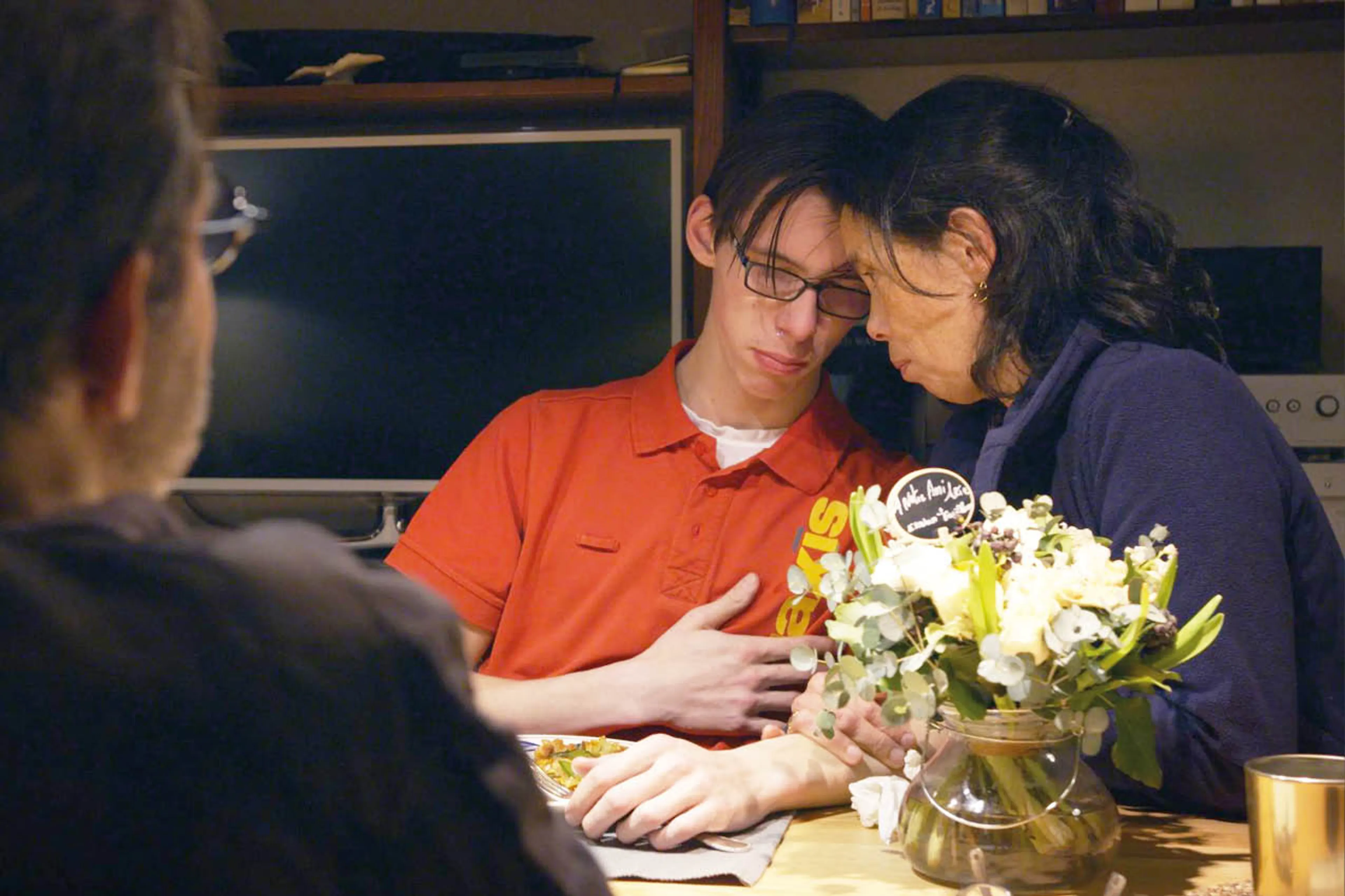 Moeder Denise uit EO documentaire 'Mijn grote broer' houdt het hoofd tegen andere zoon Gijs aan, die samen rouwen over de dood van Arie.