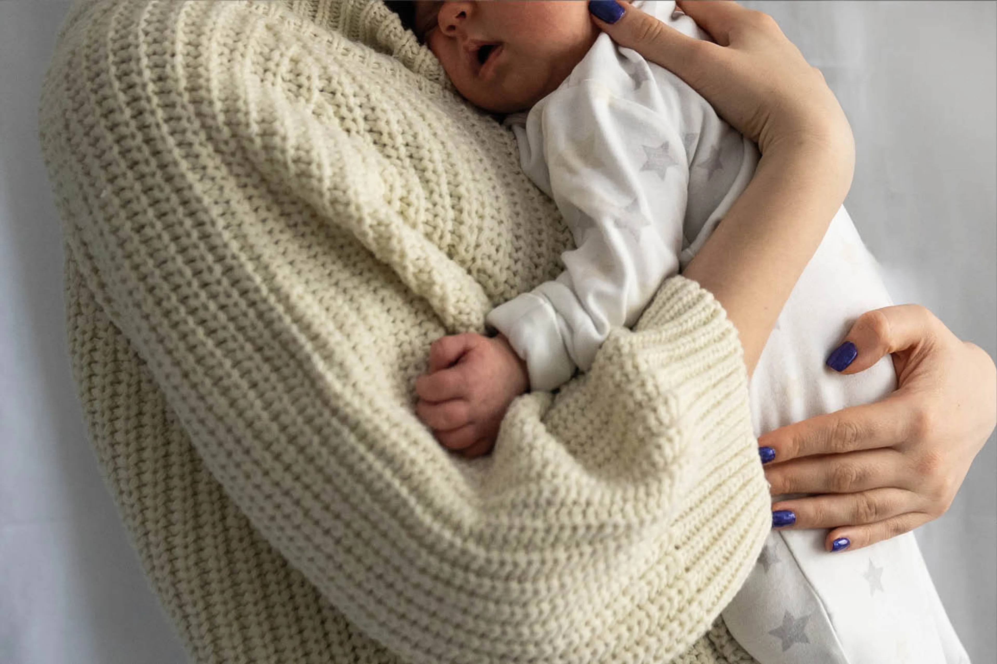 Column van een pleegmoeder: ‘Dit kleine kindje achterlaten bij haar moeder gaat met een knoop in mijn maag’