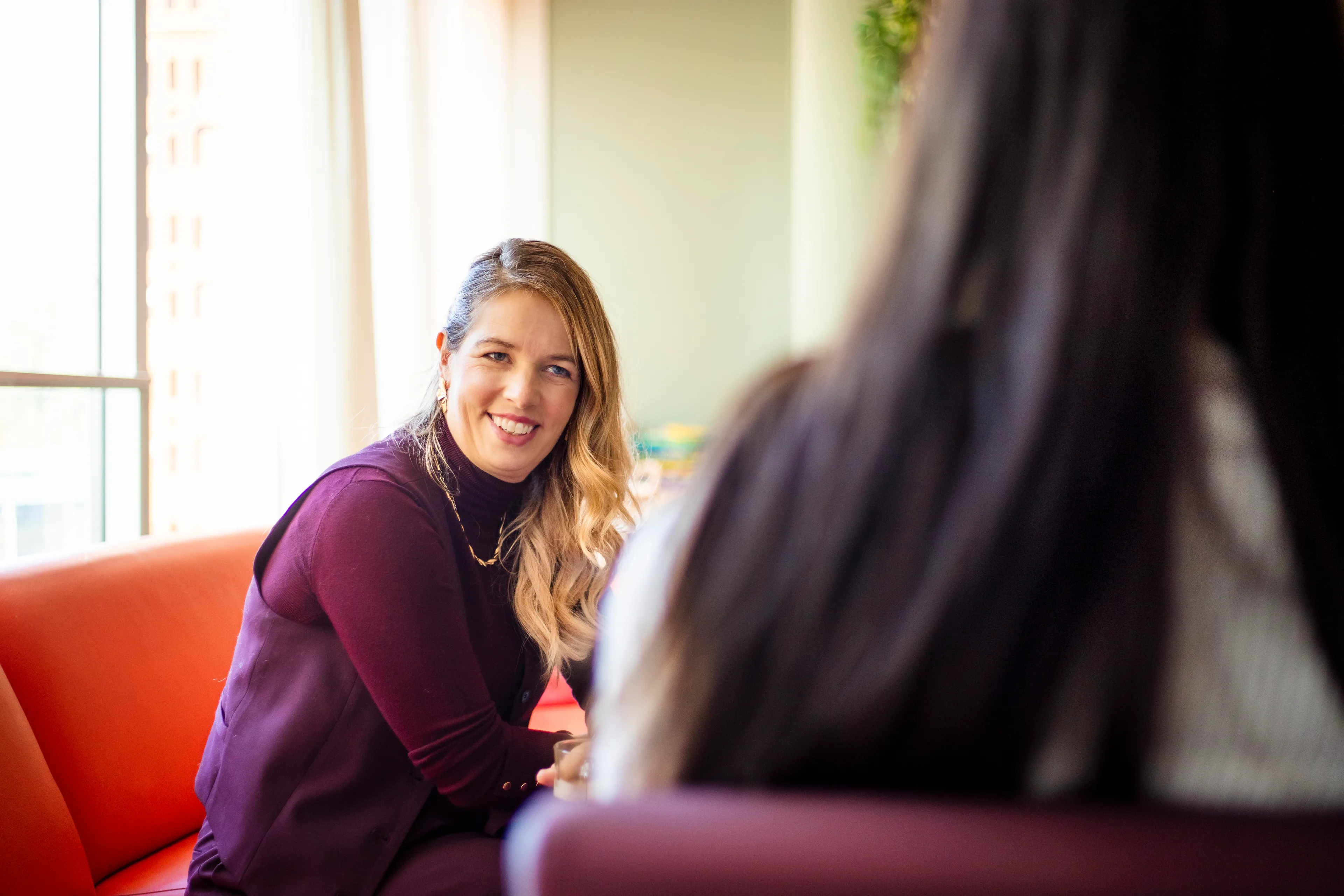 Kerst roept bij velen beelden op van gezelligheid, familie en warmte – maar voor de bewoners van een behandelcentrum voor geweld is die tijd juist beladen. Hoofdredacteur Griëtte Vonck gaat op bezoek bij Fier in Leeuwarden, waar slachtoffers van misbruik en geweld wonen.