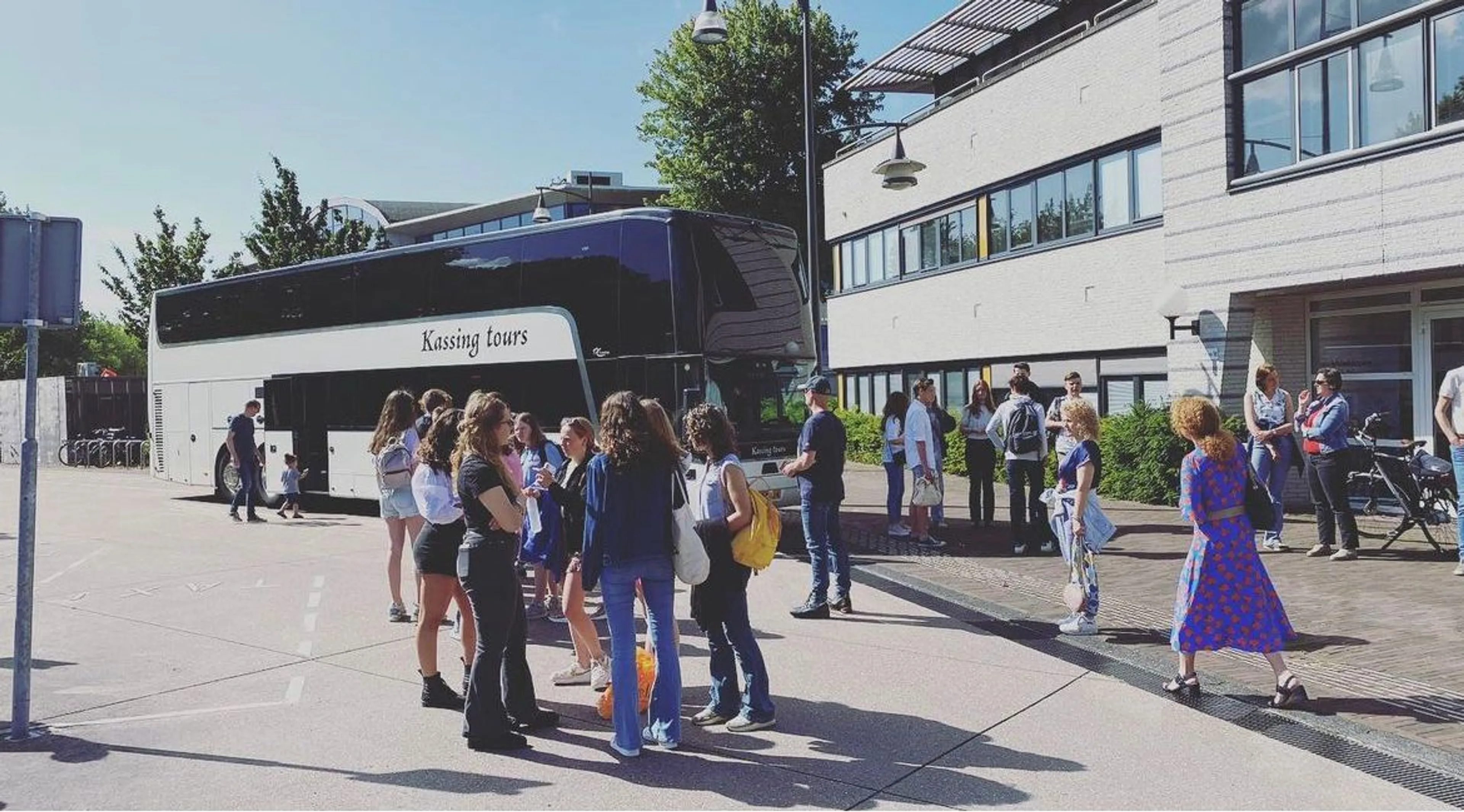 Het is meer dan 30 jaar geleden dat Kirsten Riepma-Heusinkveld zelf als tiener naar de EO-Jongerendag ging. Inmiddels regelt ze elk jaar een grote dubbeldekker die vanuit Houten naar het evenement rijdt. Elk jaar gaan er zo’n 70 tot 80 jongeren met de bus. “Ik denk dat die beleving ontzettend leuk is.”