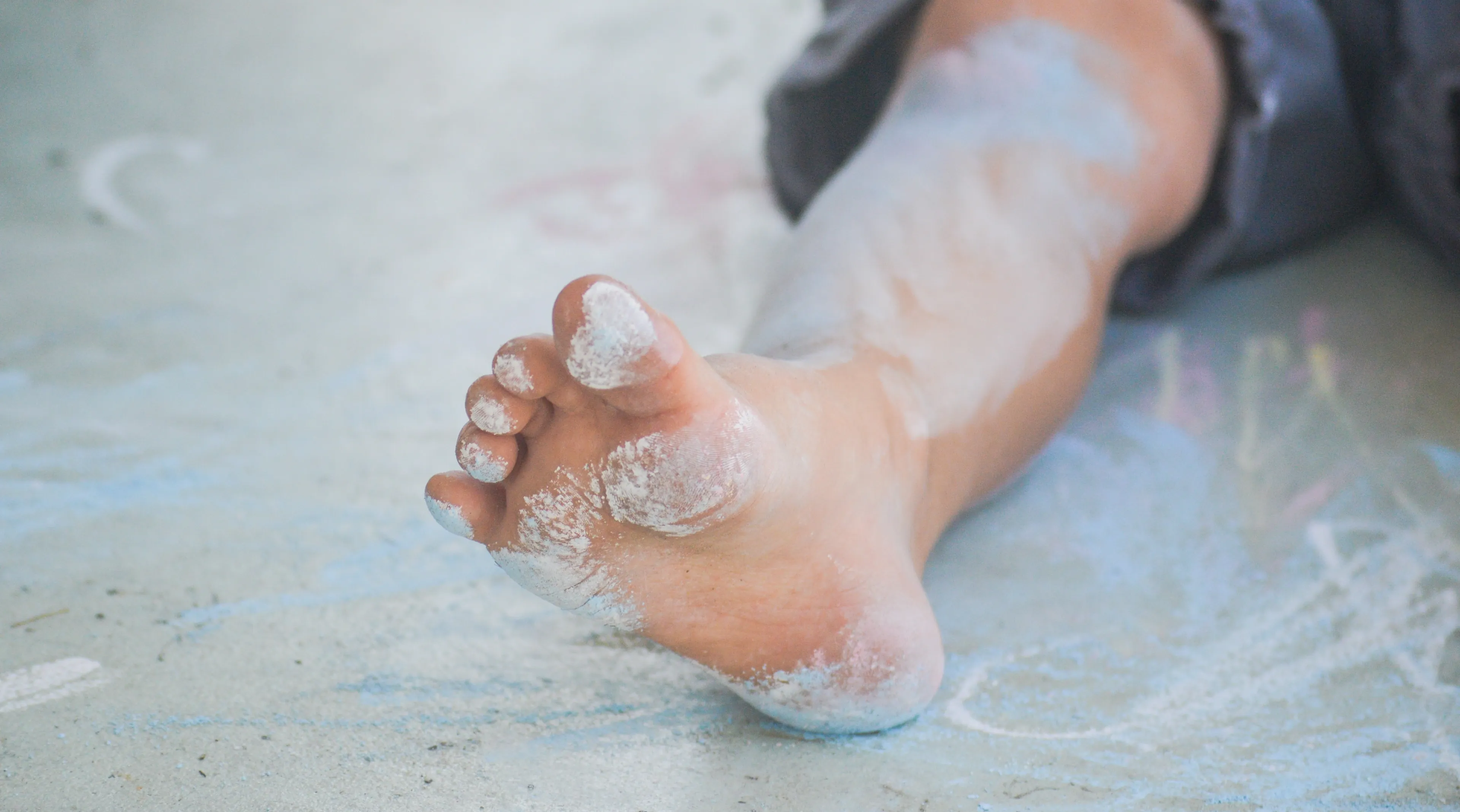 Kindervoetje met stoepkrijt: waarom kinderen moeten spelen