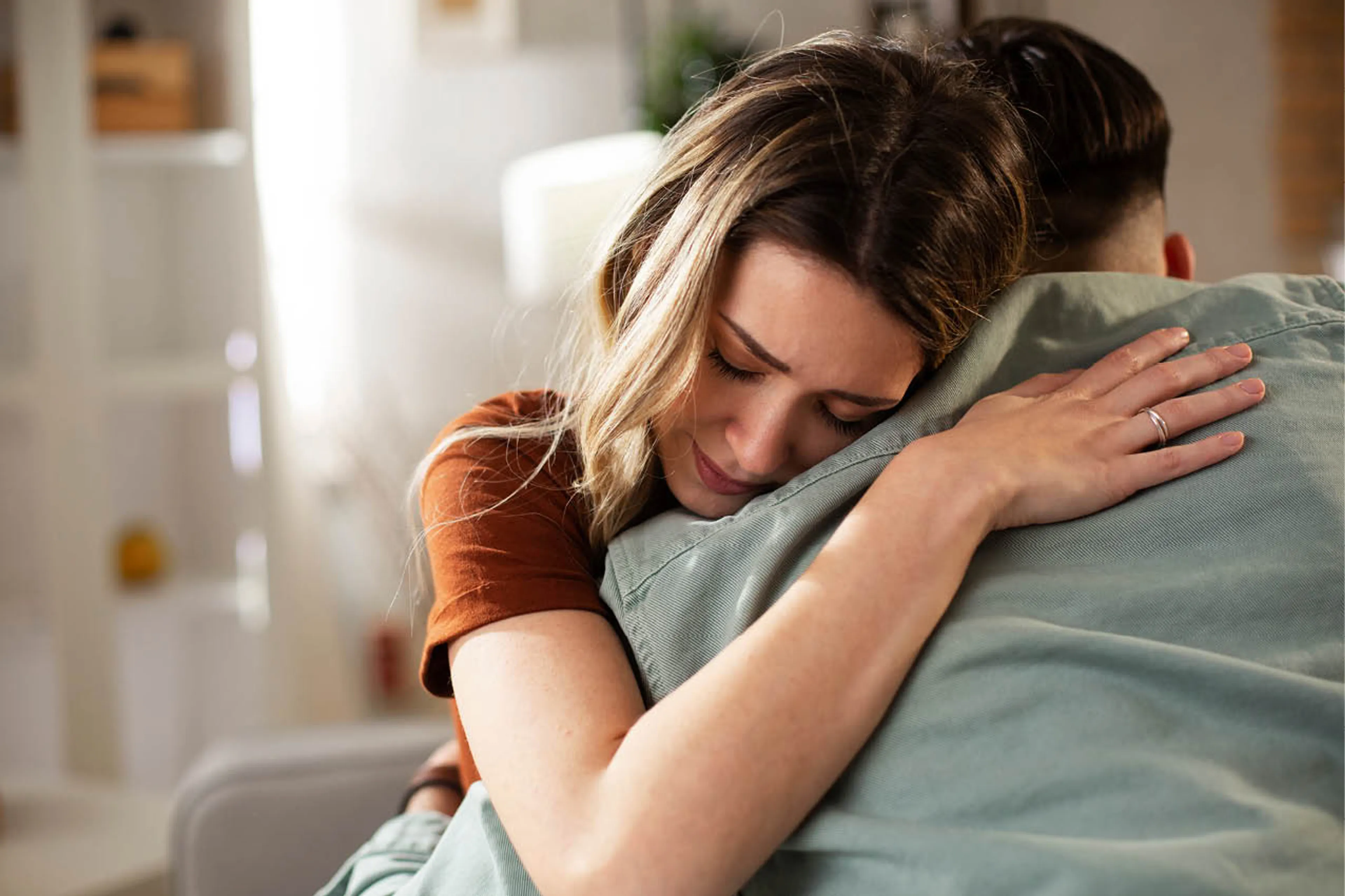 Hoe mantelzorg je relatie verandert: ‘Hij is niet meer de persoon met wie ik ben getrouwd’