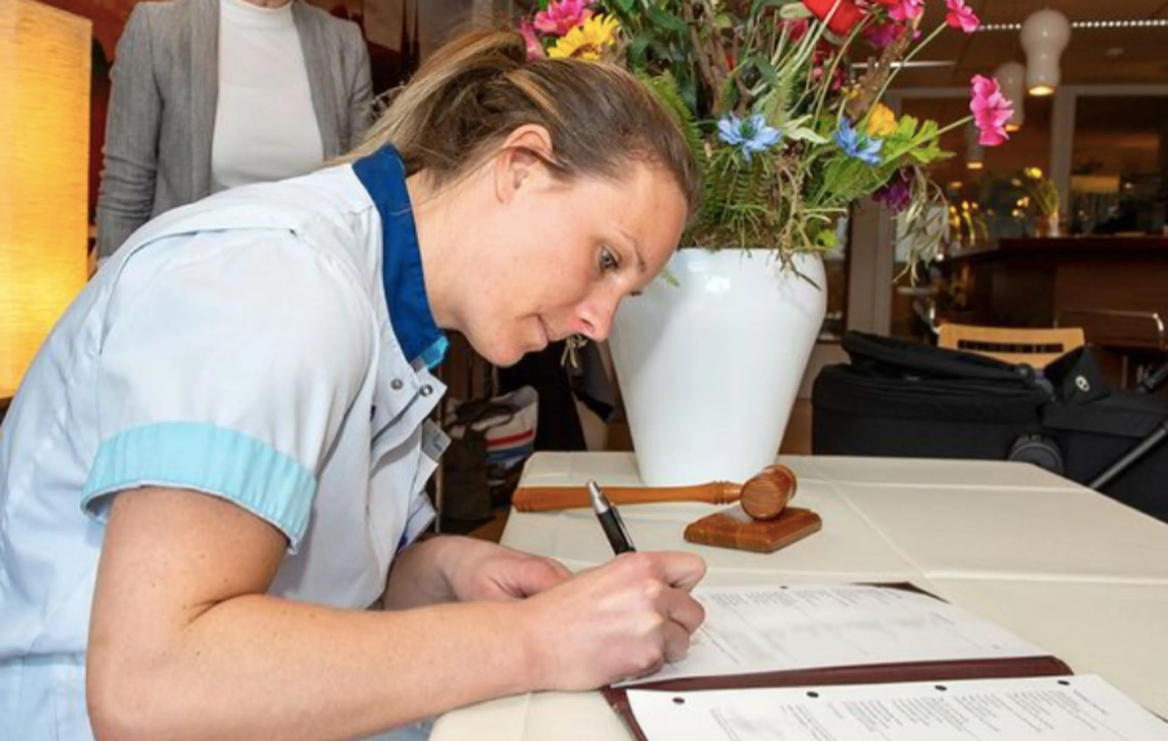 Verpleegkundige en arts-assistent zorgen dat bruid op de SEH alsnog kan trouwen