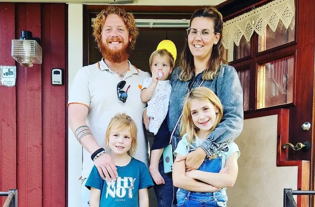 Daisy Tappel met haar gezin.