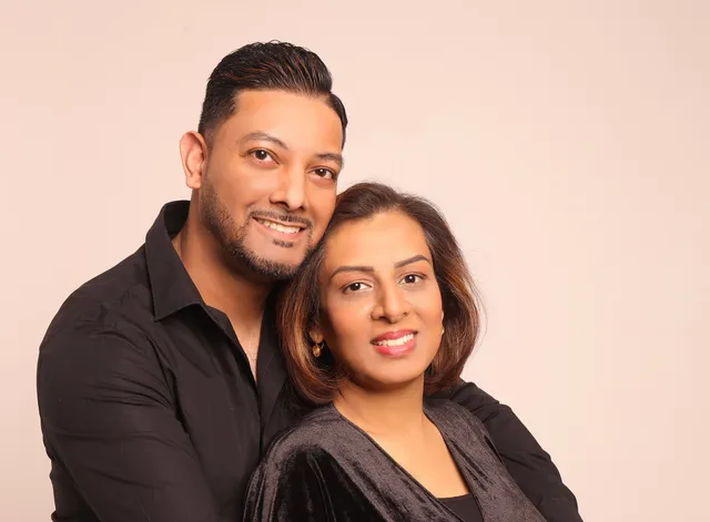 Artie en Narin zijn de trotse ouders van een bijzondere vierling: drie meisjes en één jongen. Navya, Nevaani, Avni en Aashiq worden geboren na een zwangerschap van ruim 31 weken.