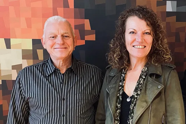 Het getrouwde stel Vicky en Rolf bij de EO voor de podcast Hart tegen Hart over moeilijkheden in hun relatie door misbruik van Vicky.