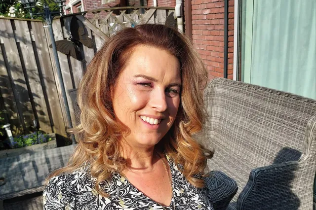 Ingrid voordat ze ziek werd, met lange blonde haren in de zon, lachend in de camera. In Het Familiediner wordt ze verrast met een mooi feest voor haar dochter.