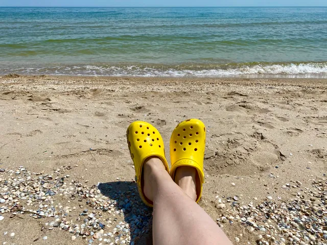 Voor het eerst zonder kinderen op vakantie. Buiten het seizoen. Het lijkt redacteur Marlies het walhalla. Maar dan is er een ontmoeting bij het washok. Met een man met crocs.
