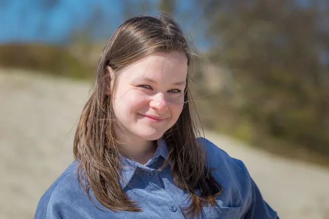 Portret van Amber, die vertelt over de langetermijngevolgen van haar vroeggeboorte en haar platform 'Klein meisje maakt een reisje'.