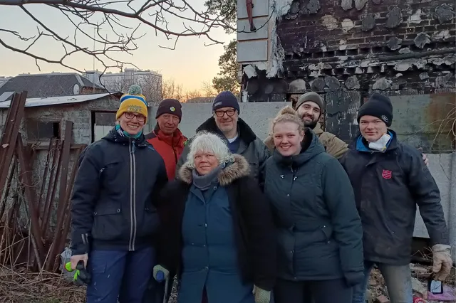 Tessa biedt hulp in het door oorlog getroffen Oekraïne. Samen met twee vrouwelijke en vier mannelijke vrijwilligers ruimt ze puin in de verwoeste straten.