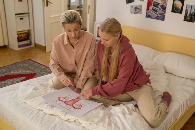 Kunnen ze jou ervoor wakker maken? Met je puber praten over seks? Of stel je ‘het gesprek’ liever uit of laat je het aan je partner over? Mocht dat zo zijn: je bent niet de enige die dit lastig vindt. Deze ouders vertellen over hun eigen ervaring met seksuele voorlichting aan hun puber. Blijf je het moeilijk vinden? Open dan op een luchtige manier het gesprek over seks met deze gesprekskaartjes.