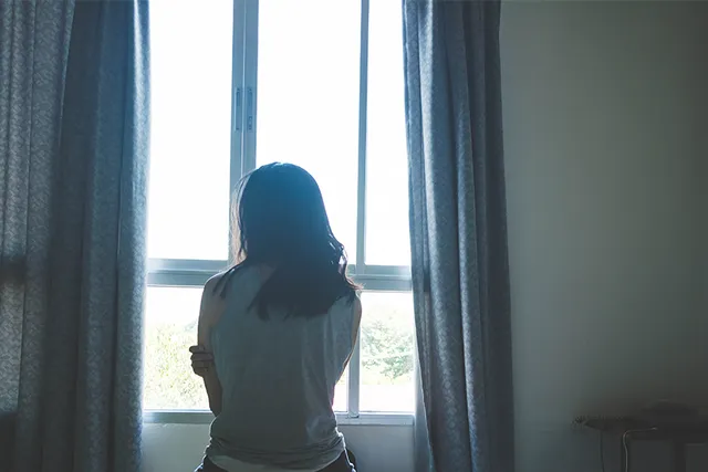 Meisje starend uit het raam met de rug naar de camera moet Emma voortellen die satanisch ritueel misbruik overleefde en daarover vertelt bij Eva.