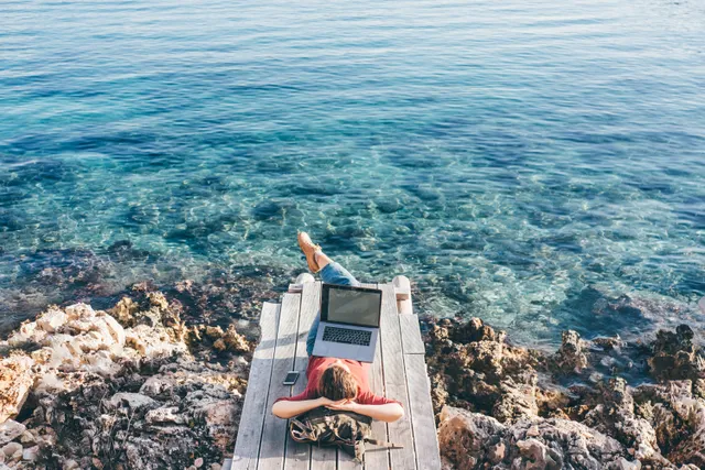 Wat kan het ingewikkeld zijn om je werk en privéleven altijd in een gezonde balans te houden. Want eigenlijk wil je wel meer vrije tijd, maar er moet natuurlijk ook brood op de plank komen. Gelukkig valt er nog een hoop te veranderen om toch meer ruimte, tijd én geluk te creëren in je werkweek.