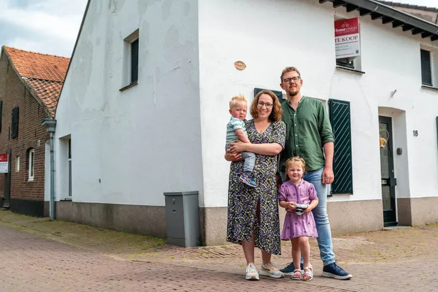 Bette en Robin Koenjer met hun twee kinderen Liv en Ben voor hun huis in Limburg.