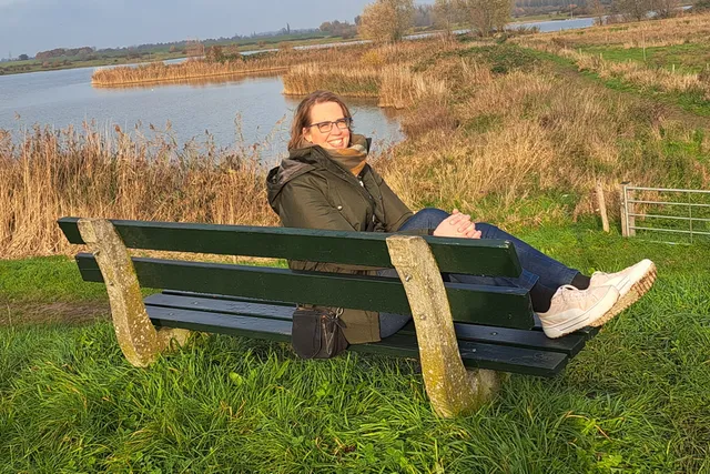 Tanja zit op een bankje bij een weiland met natuurwater. Ze vertelt bij Eva over haar kind dat veranderde van gender waar de omgeving het zwaar maakte.