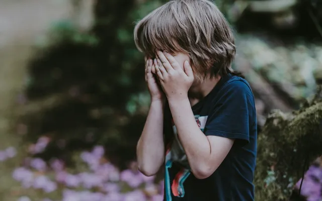 Een kind dat niet eet drijft een ouder tot wanhoop. Wanneer een eetprobleem uitgroeit tot een eetstoornis heeft dit grote impact op het hele gezin. Eva-redacteur Rita Maris heeft een tienjarige zoon met de eetstoornis ARFID. Ze geeft ons een inkijkje in de emotionele rollercoaster waar zij doorheen gaat, nu haar zoon onder behandeling is bij een eetschool voor kinderen met ARFID.