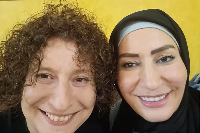 Hester maakt een selfie samen met haar Libanese tweelingzus, ze lachen omdat ze weer zijn herenigd.