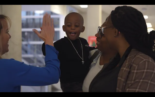 In het eerste seizoen van het EO-programma ‘Handen aan de couveuse’ kun je zien hoe Naomi’s zoon Naël met 25 weken zwangerschap geboren werd, terwijl zijn moeder aan de beademing lag op de IC. Na de geboorte kreeg de premature Naël Bronchopulmonale dysplasie (BPD), een luchtweginfectie. Pas vijf maanden later mocht hij het ziekenhuis verlaten. Hoe gaat het nu met Naël?.