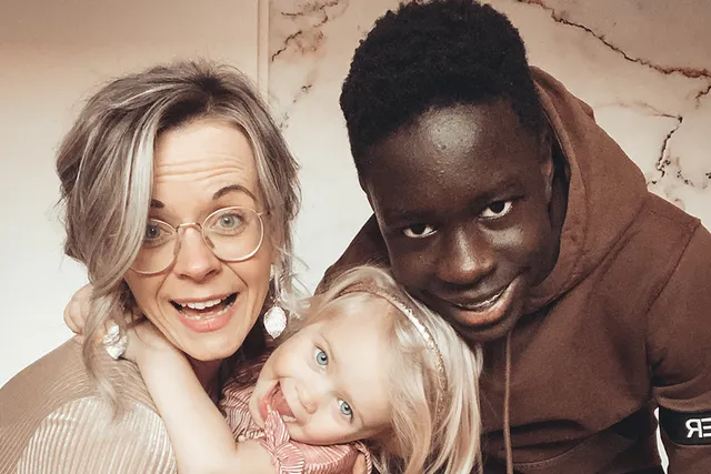 Linda met haar twee kinderen waarvan Emanuel een is. Linda vertelt bij Eva over de adoptie van Emanuel uit Oeganda en haar werk daar.