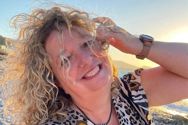 Op de foto staat Sandra. Ze heeft blonde krullen en kijkt lachend in de camera.