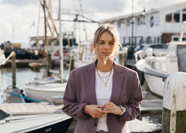 Wanneer er in het Van der Valk-hotel in Volendam plek wordt gemaakt voor asielzoekers zorgt dat voor onrust in het dorp. Toch is niet iedereen erop tegen en ontstaan er bijzondere vriendschappen, maar waarom wil niemand daar vrijuit over praten? Griëtte Vonck, hoofdredacteur van Eva, vraagt zich af hoe dit kan en gaat in gesprek met de asielzoekers en buurtbewoners in Volendam.