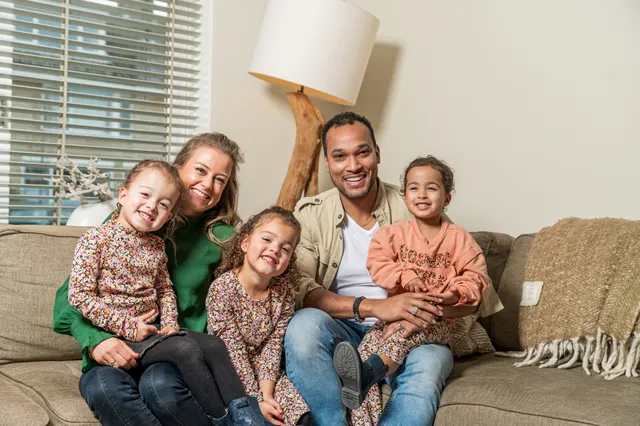 Meer dan verwacht - Nicole en Kevin met hun drieling Mae, Ivy en Nova.