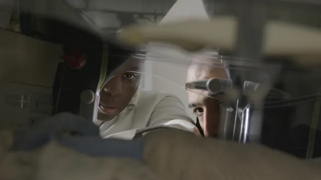 Kiëra en Yordi bij de couveuse van hun te vroeg geboren dochtertje Louèn.