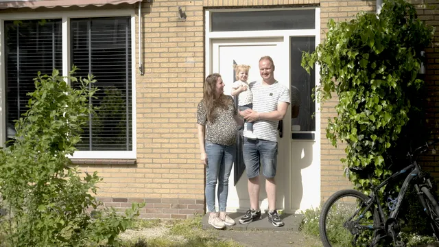 Mieke en Nick hebben al een dochter van anderhalf, maar nu zijn ze in blijde verwachting van een drieling! Dat valt niet altijd mee, vooral het einde van de zwangerschap valt Mieke zwaar. Dit maken ze de komende week mee in de serie Meer dan verwacht.