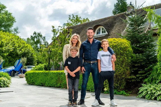 Familie Adema bestaat uit Wesley, zijn vrouw en twee kinderen. Ze staan voor een groene tuin, met daarachter hun huis. Links op de foto zie je een dure blauwe auto waarbij de deur verticaal geopend is.