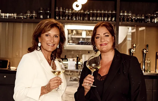 Vakvrouwen Astrid Joosten (66) en Thérèse Boer (53) delen een passie voor wijn. De een is televisiepresentatrice en de ander top-sommelier bij De Librije, een restaurant met drie Michelin-sterren. Naast vriendinnen zijn ze beiden vinoloog. Een gesprek over smaak, kwaliteit en de ideale Kerst.