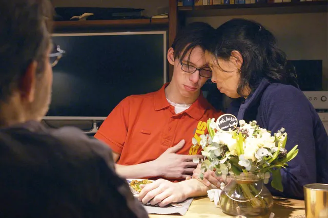 Moeder Denise uit EO documentaire 'Mijn grote broer' houdt het hoofd tegen andere zoon Gijs aan, die samen rouwen over de dood van Arie.