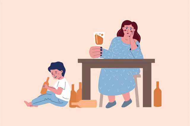 Geillustreerde afbeelding van moeder aan tafel met glazen en flessen drank, ze kijkt sip. Op de vloer speelt haar zoontje met de lege flessen wijn.