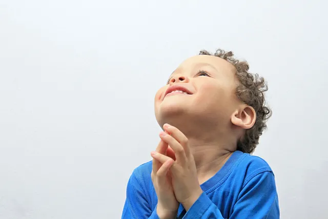 Bidden met je kinderen, iets waardevols dat veel mensen graag met hun kinderen doen. Met alle drukte schiet het er nog weleens bij in. Deze 10 kindergebeden helpen jou en je kind om deze bidweek bewust stil te staan bij het thema: ‘Heb God lief en je naaste als jezelf’.