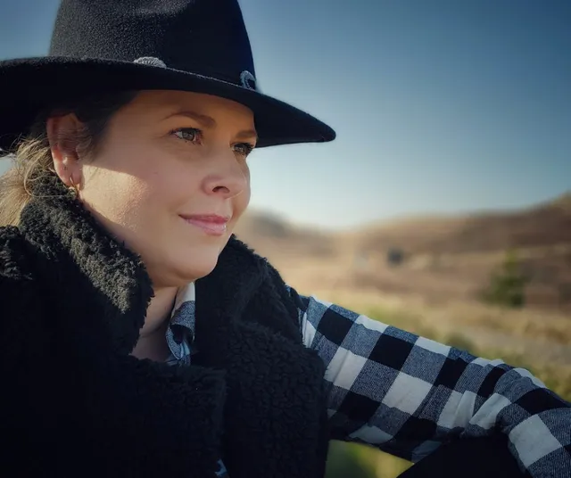 Finn gaat naar een middelbare school in België. Zijn moeder Karin vertelt over de beweegredenen van het gezin.
