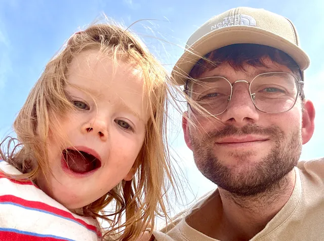 Bas Derks (30) is vader van twee: Pip (2) en Wies (0). En dat is een grotere levensverandering dan hij ooit voor mogelijk hield. Daarover schrijft hij bloedeerlijke blogs:.